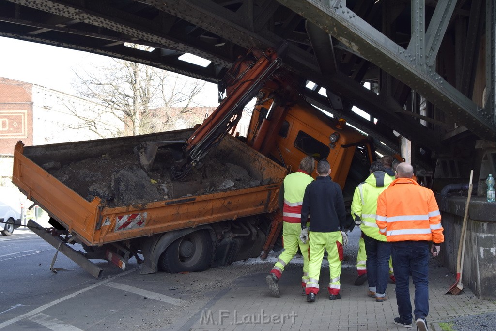 LKW blieb unter Bruecke haengen Koeln Deutz Deutz Muelheimerstr P028.JPG - Miklos Laubert